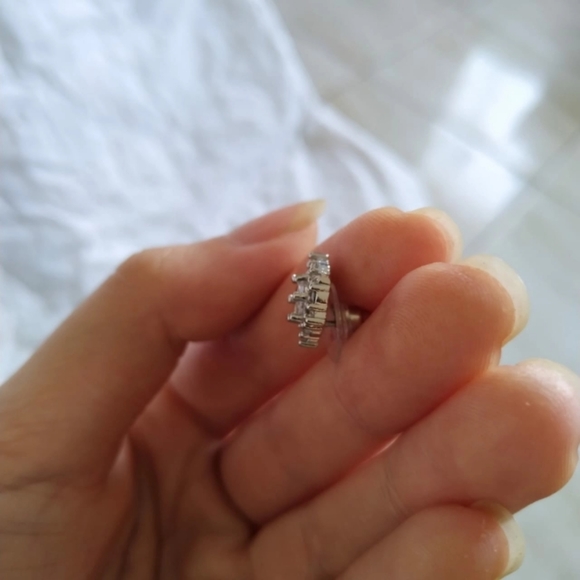 NEW 18k White Gold Diamond Hexagon Stud Earrings - Picture 4 of 8